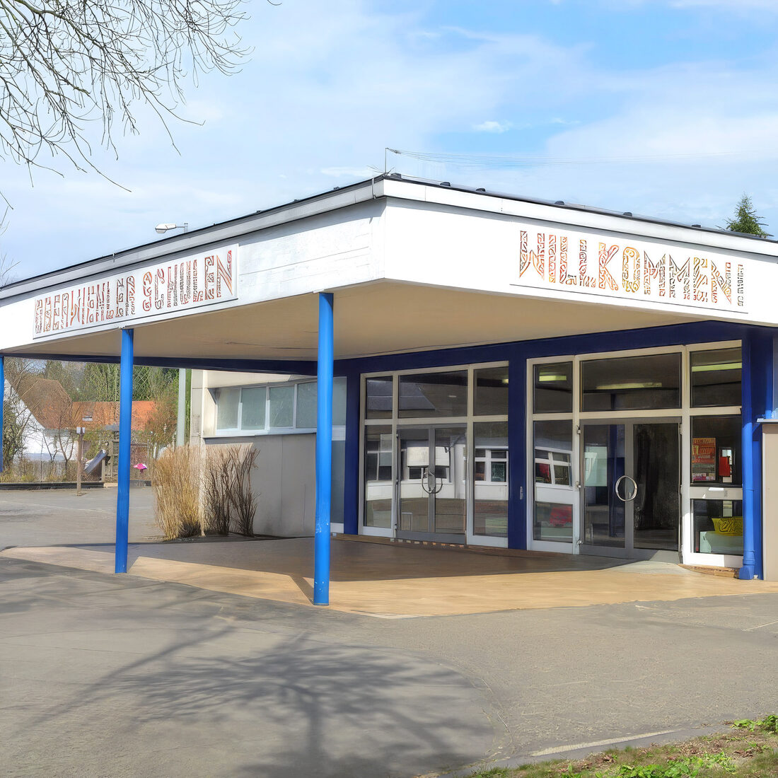 Der Eingang der GGS Oberwiehl mit „Willkommen“-Schriftzug
