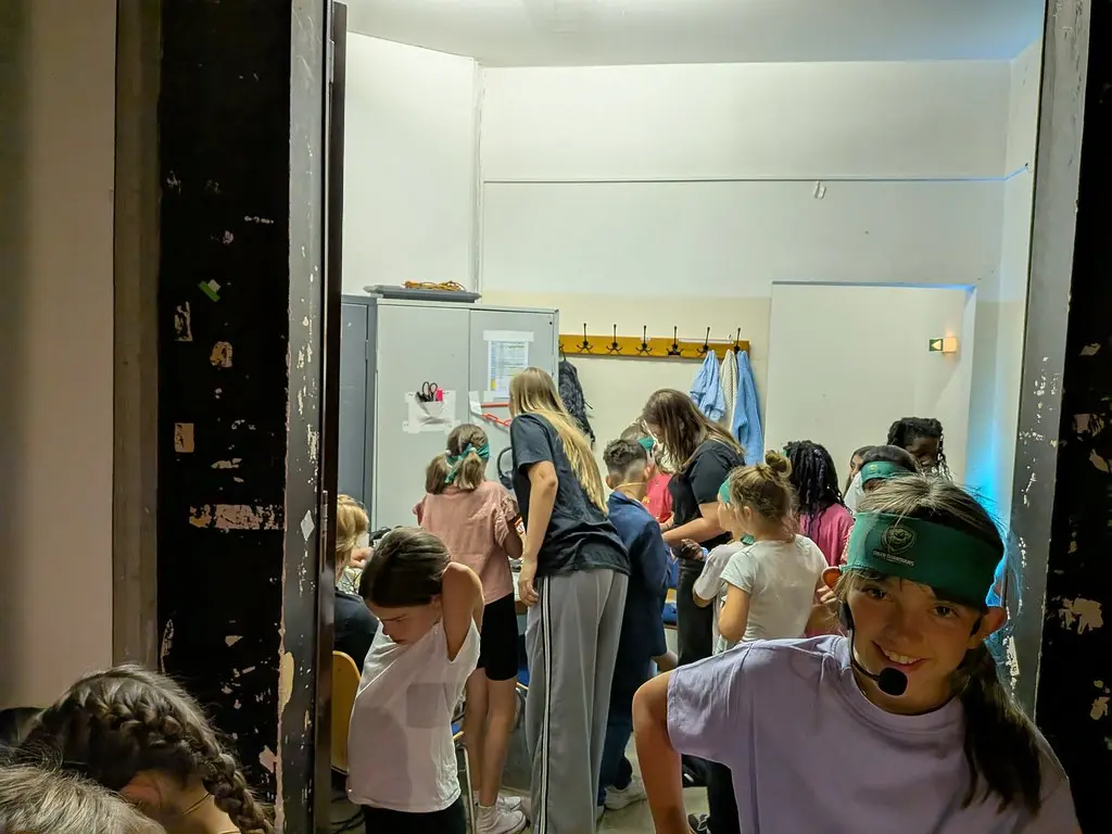 Blick durch die Tür in den Umkleideraum, wo sich die Gruppe auf den Auftritt vorbereitet