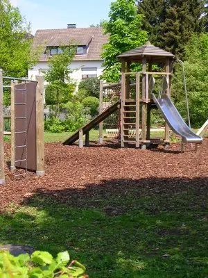 Der Schulspielplatz mit Kletterturm und Rutsche, direkt neben der OIGO
