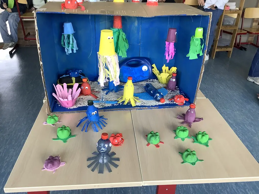 Gebasteltes Unterwasser-Diorama aus Karton mit Meerestieren aus Plastikflaschen und Bechern