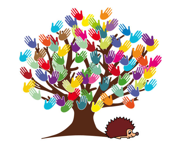 Das Schullogo: ein Baum, dessen Krone aus vielen bunten Kinderhänden besteht, mit einem kleinen Igel am Stamm