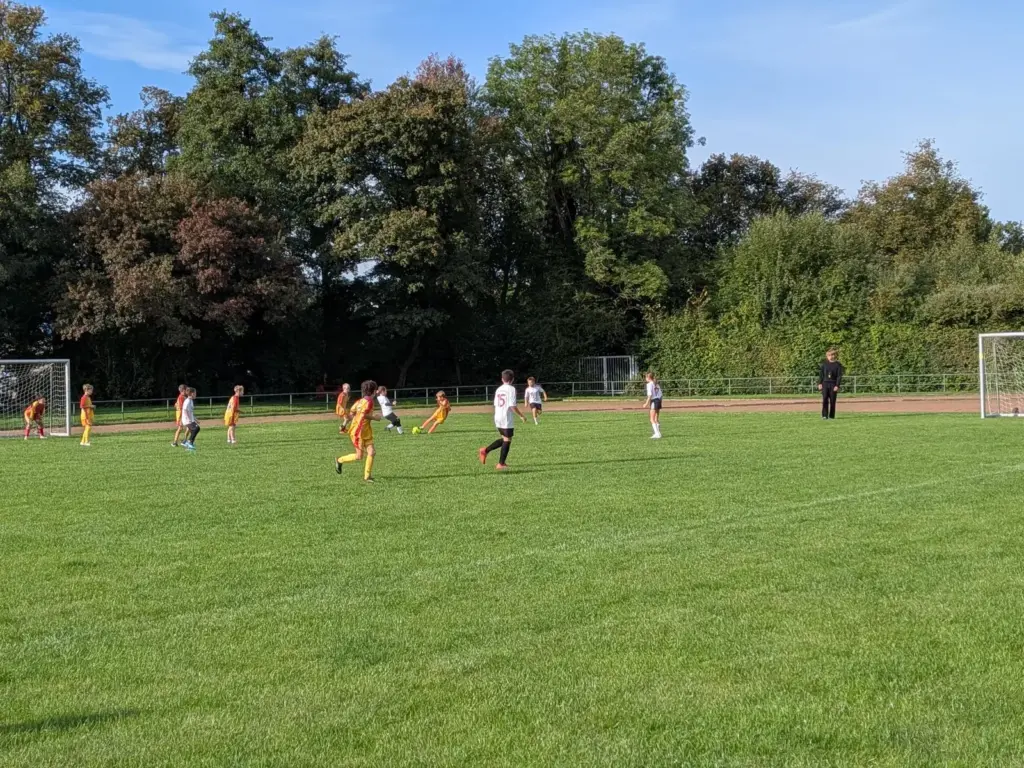 Kinder spielen Fußball