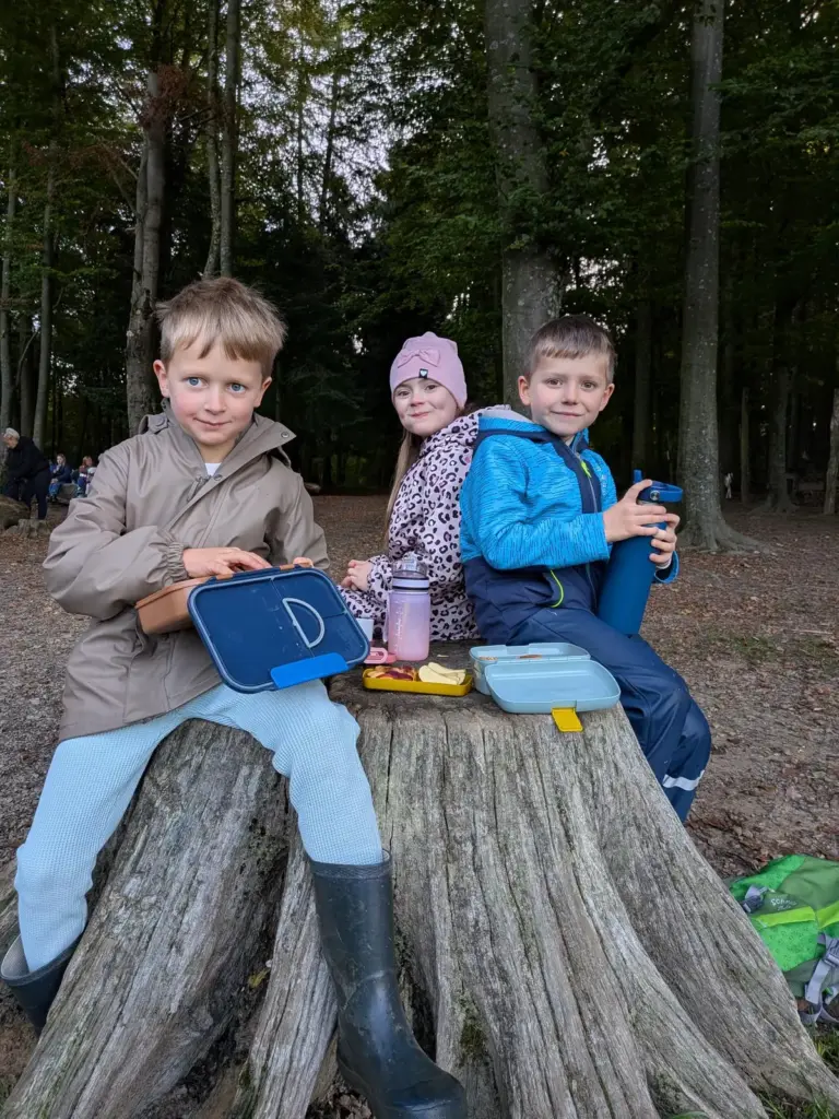 Kinder frühstücken