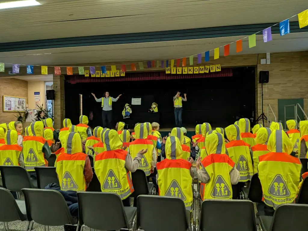 Kinder in Warnwesten