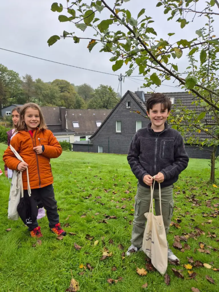 Kinder auf der Apfelwiese