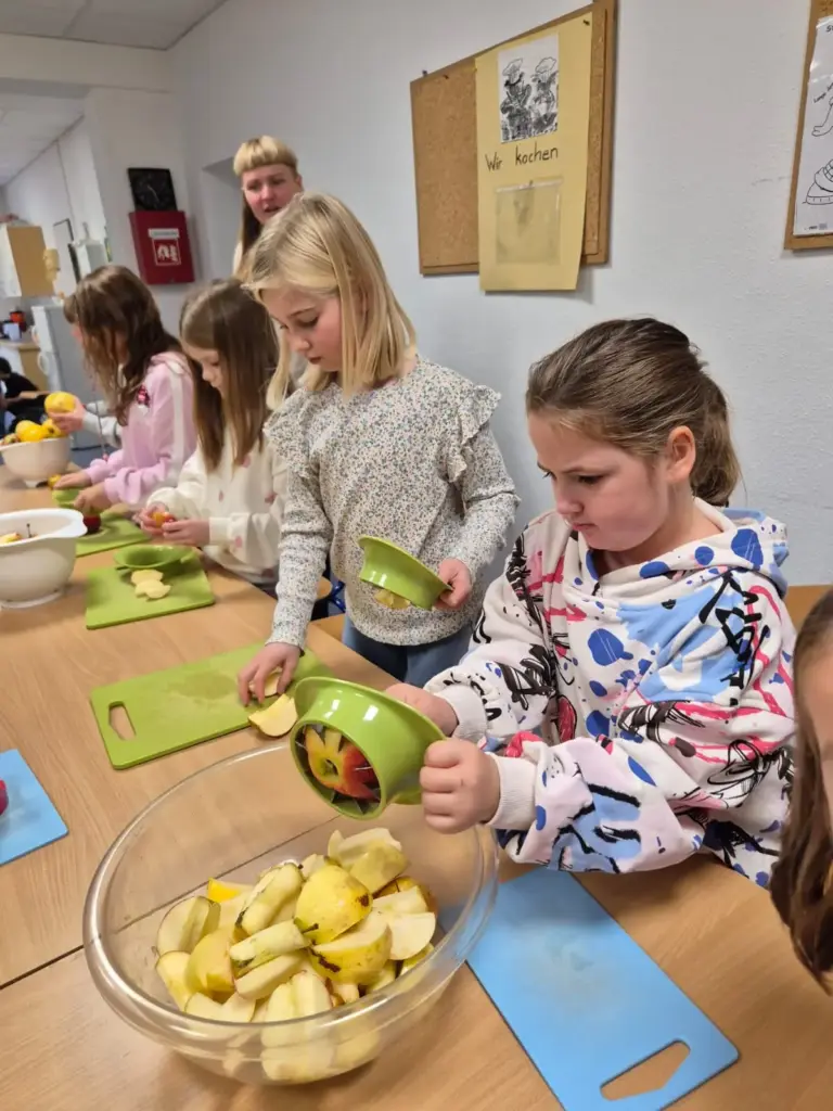 Kinder schneiden Äpfel