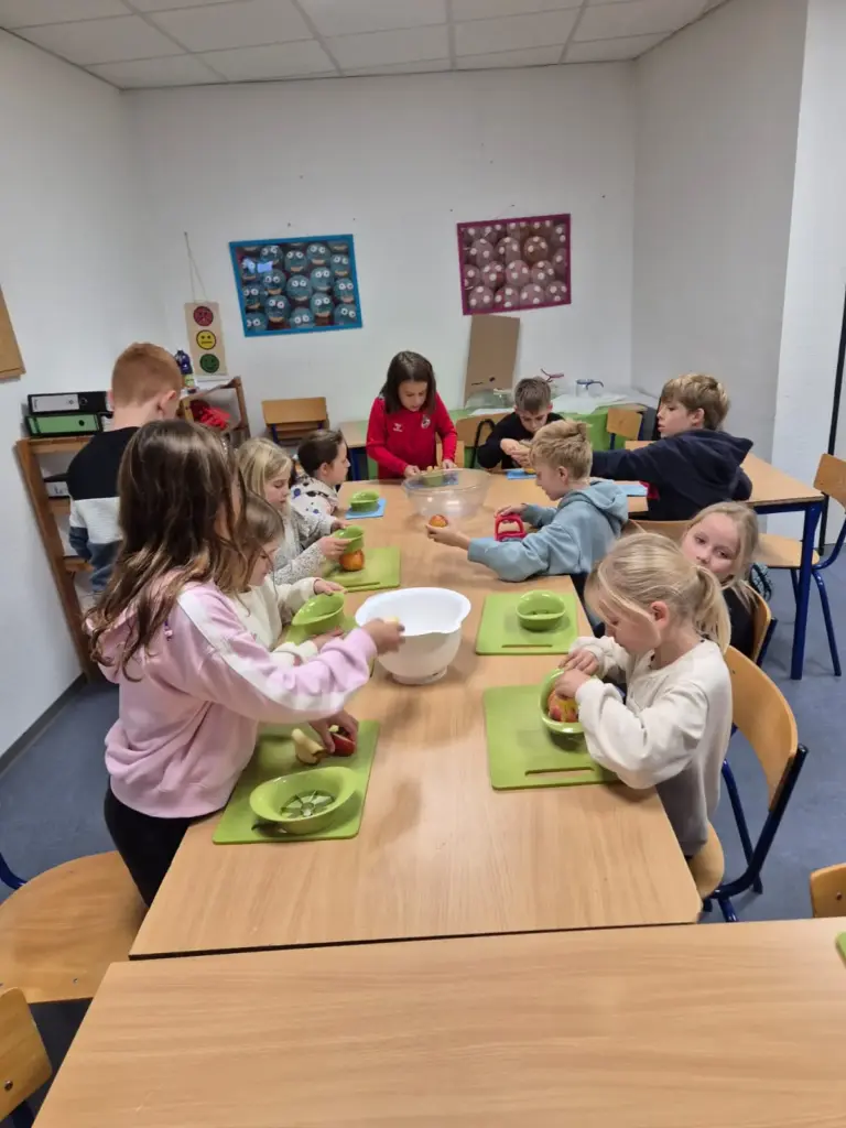 Kinder schneiden Äpfel