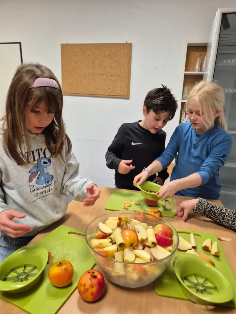 Kinder schneiden Äpfel
