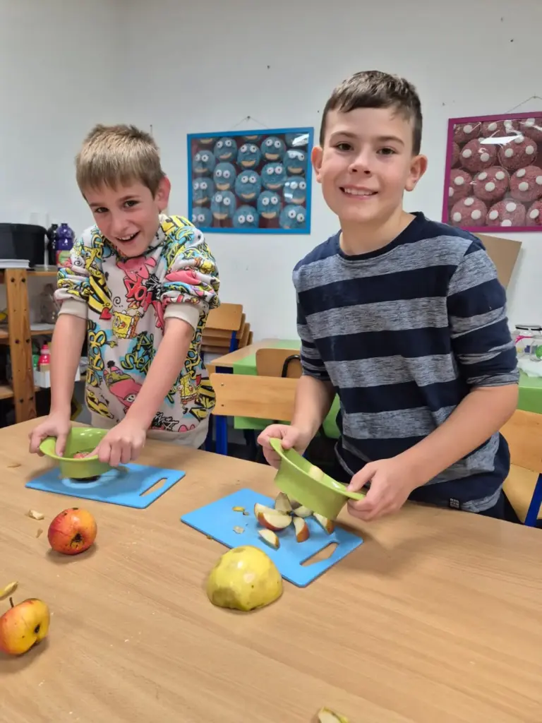 Kinder schneiden Äpfel