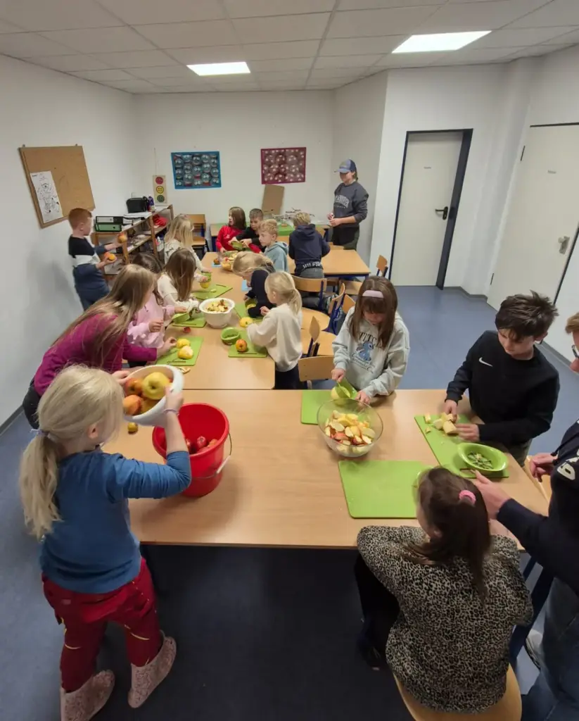 Kinder in der Schulküche