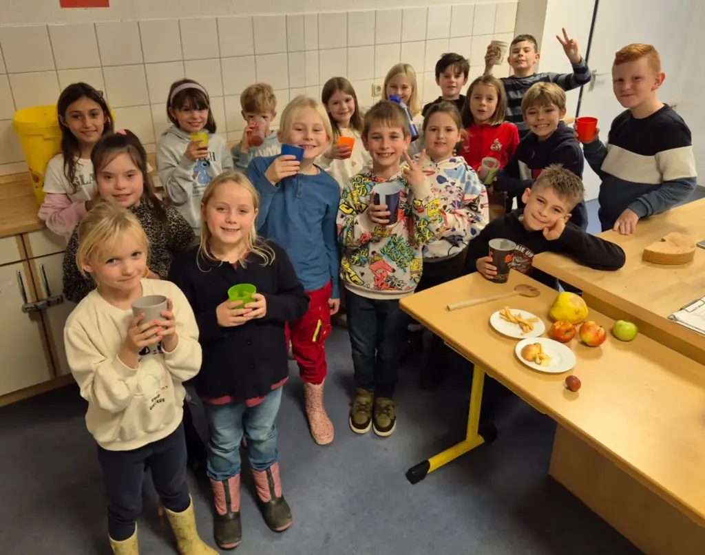 Kinder mit Apfelsaft