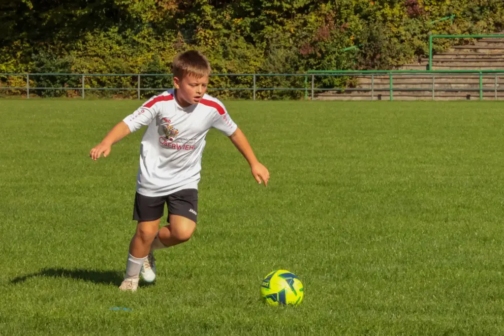 Kind spielt Fußball
