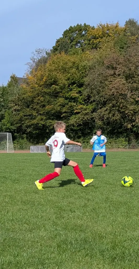 Kind spielt Fußball