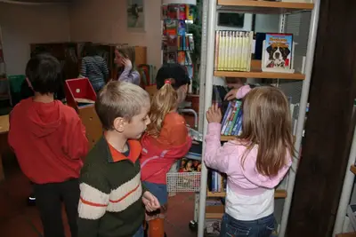 Foto 8 aus der Archivgalerie Büchereibesuch der Klasse 2 (2008)