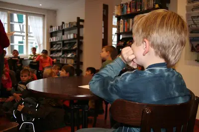 Foto 12 aus der Archivgalerie Büchereibesuch der Klasse 2 (2008)