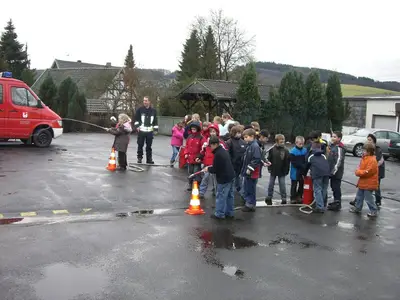 Foto 17 aus der Archivgalerie Feuerwehrbesuch der Klassen 3 (2008)
