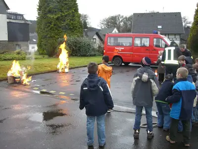 Foto 19 aus der Archivgalerie Feuerwehrbesuch der Klassen 3 (2008)