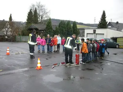 Foto 24 aus der Archivgalerie Feuerwehrbesuch der Klassen 3 (2008)