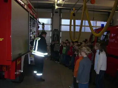 Foto 30 aus der Archivgalerie Feuerwehrbesuch der Klassen 3 (2008)