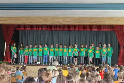 Foto 4 aus der Archivgalerie Letzter Schultag 2011 / 2012 - Verabschiedung der 4. Klassen (2011)