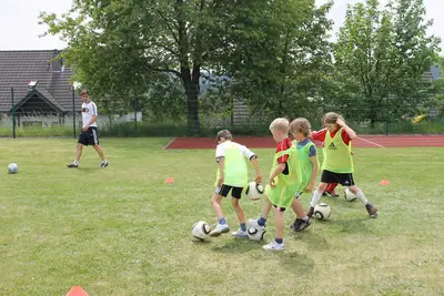 Foto 6 aus der Archivgalerie DFB-Mobil besucht die Fußball-AG (2012)