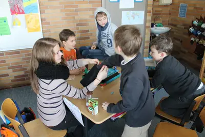 Foto 1 aus der Archivgalerie Gymnasiasten spielen mit den SchülerInnen (2012)