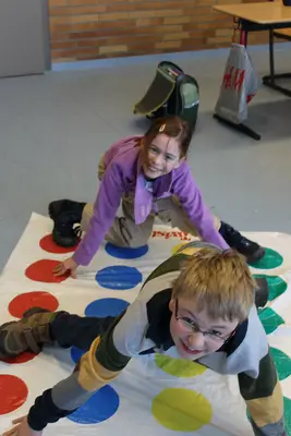 Foto 3 aus der Archivgalerie Gymnasiasten spielen mit den SchülerInnen (2012)