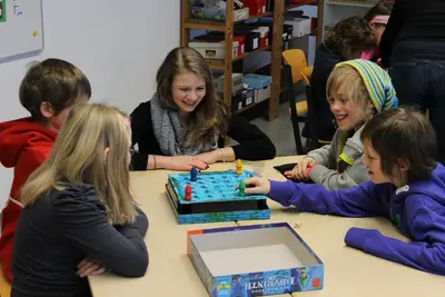 Foto 7 aus der Archivgalerie Gymnasiasten spielen mit den SchülerInnen (2012)