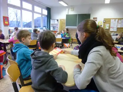 Foto 8 aus der Archivgalerie Gymnasiasten spielen mit den SchülerInnen (2012)