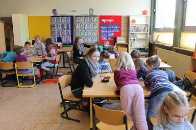 Foto 11 aus der Archivgalerie Gymnasiasten spielen mit den SchülerInnen (2012)