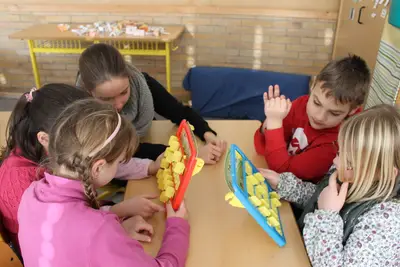 Foto 12 aus der Archivgalerie Gymnasiasten spielen mit den SchülerInnen (2012)