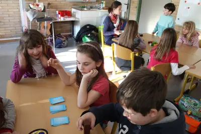 Foto 14 aus der Archivgalerie Gymnasiasten spielen mit den SchülerInnen (2012)