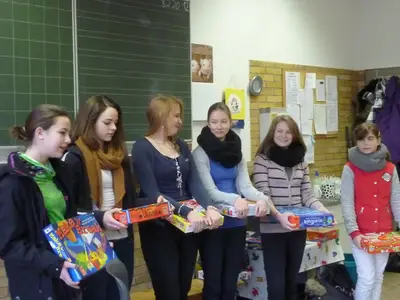 Foto 15 aus der Archivgalerie Gymnasiasten spielen mit den SchülerInnen (2012)