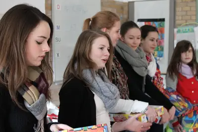 Foto 18 aus der Archivgalerie Gymnasiasten spielen mit den SchülerInnen (2012)
