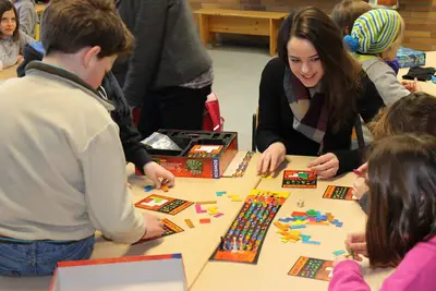 Foto 19 aus der Archivgalerie Gymnasiasten spielen mit den SchülerInnen (2012)