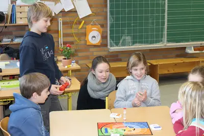 Foto 21 aus der Archivgalerie Gymnasiasten spielen mit den SchülerInnen (2012)
