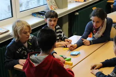 Foto 23 aus der Archivgalerie Gymnasiasten spielen mit den SchülerInnen (2012)