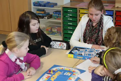 Foto 24 aus der Archivgalerie Gymnasiasten spielen mit den SchülerInnen (2012)