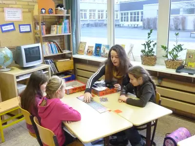 Foto 25 aus der Archivgalerie Gymnasiasten spielen mit den SchülerInnen (2012)