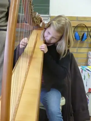 Foto 12 aus der Archivgalerie Harfenzauber in der Grundschule (2012)