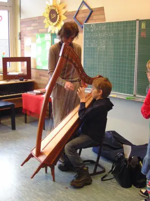 Foto 19 aus der Archivgalerie Harfenzauber in der Grundschule (2012)