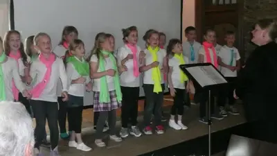 Foto 2 aus der Archivgalerie Auftritt des Schulchores Klasse 2 beim Treffen des Freundeskreises der Oberbergischen Hauptgemeindebeamten und Beigeordneten a.D. (2013)
