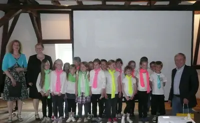 Foto 3 aus der Archivgalerie Auftritt des Schulchores Klasse 2 beim Treffen des Freundeskreises der Oberbergischen Hauptgemeindebeamten und Beigeordneten a.D. (2013)