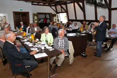 Foto 4 aus der Archivgalerie Auftritt des Schulchores Klasse 2 beim Treffen des Freundeskreises der Oberbergischen Hauptgemeindebeamten und Beigeordneten a.D. (2013)