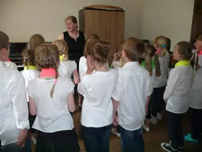 Foto 5 aus der Archivgalerie Auftritt des Schulchores Klasse 2 beim Treffen des Freundeskreises der Oberbergischen Hauptgemeindebeamten und Beigeordneten a.D. (2013)