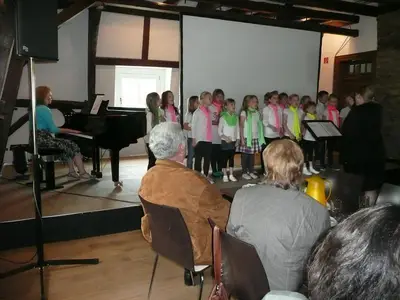 Foto 6 aus der Archivgalerie Auftritt des Schulchores Klasse 2 beim Treffen des Freundeskreises der Oberbergischen Hauptgemeindebeamten und Beigeordneten a.D. (2013)
