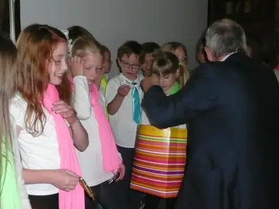 Foto 7 aus der Archivgalerie Auftritt des Schulchores Klasse 2 beim Treffen des Freundeskreises der Oberbergischen Hauptgemeindebeamten und Beigeordneten a.D. (2013)