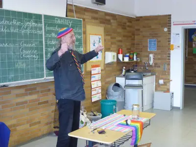 Foto 15 aus der Archivgalerie Ein "bunter Hund" im Sachunterricht - Hilli zu Besuch (2013)