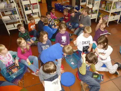 Foto 3 aus der Archivgalerie Besuch der Stadtbücherei Wiehl durch die Klassen 2 (2015)