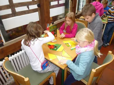Foto 6 aus der Archivgalerie Besuch der Stadtbücherei Wiehl durch die Klassen 2 (2015)